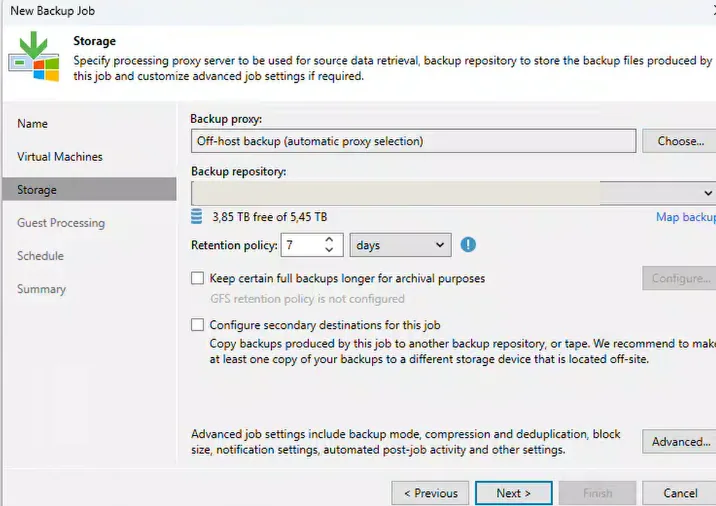 Étape Storage de l'assistant New Backup Job : proxy automatique, dépôt de 5,45 To dont 3,85 To libres, politique de rétention de 7 jours ; nom du dépôt masqué.